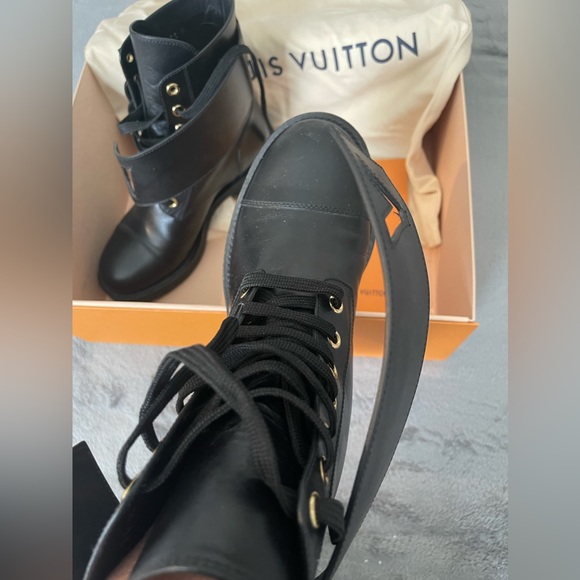 Louis Vuitton boots. Size 36. Black with gold hardware. - Picture 4 of 13